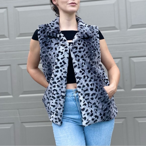 Betsey Johnson Fuzzy Silver Leopard Print Faux Fur Shrug Vest Size XL - Picture 2 of 5